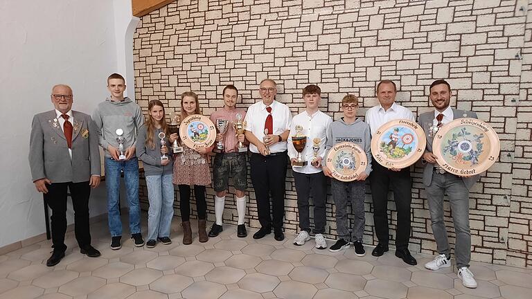 Auf dem Foto von links: 1. Schützenmeister Werner Schrauth, Frederick Ziegler, Amelia Beyer, Schützenkönigin Jugend Elinor Beyer, Sandro Schmitt, Martin Kühl, Anton Wiesmann, Tino Liebstückel, Peter Gold, Schützenkönig Marco Gehret.