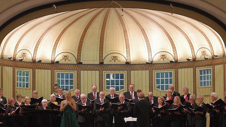 Ein Gesangsverein hält ein Konzert in der Wandelhalle ab. - Ein Gesangsverein hält ein Konzert in der Wandelhalle ab. Ein Gesangsverein hält ein Konzert in der Wandelhalle ab. - Ein Gesangsverein hält ein Konzert in der Wandelhalle ab.