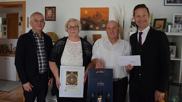 Pfarrer Stefan Mai (links) und Bürgermeister Thorsten Wozniak gratulierten Margit und Michele Tantaro zu ihrem 50-jährigen Ehejubiläum, der goldenen Hochzeit.