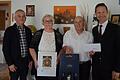 Pfarrer Stefan Mai (links) und Bürgermeister Thorsten Wozniak gratulierten Margit und Michele Tantaro zu ihrem 50-jährigen Ehejubiläum, der goldenen Hochzeit.