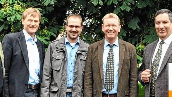 Über die Zukunft Zuckerrübe diskutierten (von links) Carsten Stibbe, Leiter der Zuchtstation Seligenstadt, Klaus Ziegler, Geschäftsführer des VFZ, Christian Regnet, Verwalter des Gutes Seligenstadt, Jürgen Wagner, Beratungsstellenleiter KWS Zuckerrübe, und Alexander Coenen, KWS-Regionenleiter Zuckerrübe.