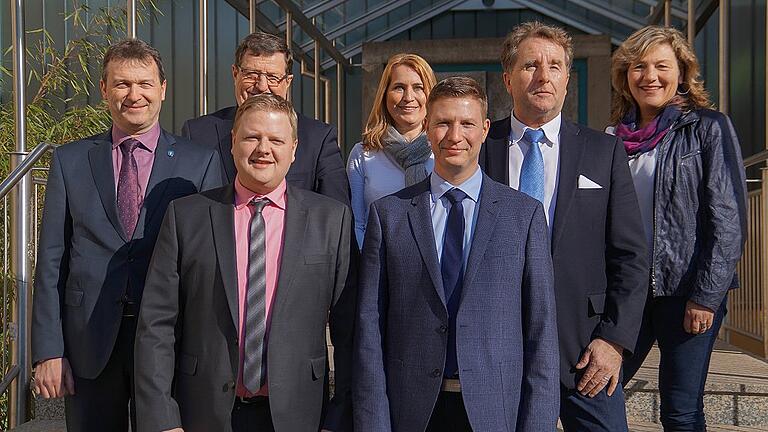 Jürgen Seidenzahl (vorne links) und Benjamin Weber (rechts) wurden als Schulleiter bzw. Schulleiterstellvertreter ins Amt eingeführt. Einführende und Gratulanten waren (hinten von links) Thomas Helbling (Schulverbandsvorsitzender), stellvertretender Landrat Josef Demar, Stefanie Mott (2. BLLV-Kreisvorsitzende), Klaus Jörg (Schulamtsdirektor) und Ulrike Busch-Gerber (2. Vorsitzende des örtlichen Personalrats).