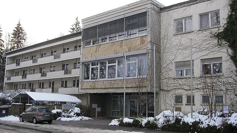 Im dritten Anlauf hat es geklappt. Der Kreistag hat am Montag zugestimmt, das ehemalige Seniorenwohnheim Gollachtal in Aub für 335 000 Euro zu verkaufen. Archivfoto: Alfred Gehring Im dritten Anlauf hat es geklappt. Der Kreistag hat am Montag zugestimmt, das ehemalige Seniorenwohnheim Gollachtal in Aub für 335 000 Euro zu verkaufen. Archivfoto: Alfred Gehring