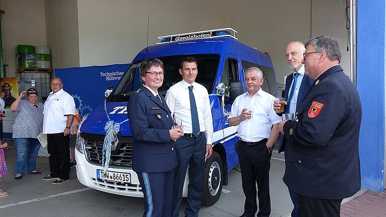 Bei THW Gerolzhofen wurden ein neuer Mannschaftskraftwagen (Bild) sowie ein Mitnahmestapler offiziell seiner Bestimmung übergeben. Das Bild zeigt den Ortsbeauftragten Matthias Pfister (zweiter von links) mit den Ehrengästen (von links) Margit Endres, Leiterin der Polizeiinspektion Gerolzhofen, Pfarrer Stefan Mai, zweiter Bürgermeister Erich Servatius und Kreisbrandrat Holger Strunk. Bei THW Gerolzhofen wurden ein neuer Mannschaftskraftwagen (Bild) sowie ein Mitnahmestapler offiziell seiner Bestimmung übergeben. Das Bild zeigt den Ortsbeauftragten Matthias Pfister (zweiter von links) mit den Ehrengästen (von links) Margit Endres, Leiterin der Polizeiinspektion Gerolzhofen, Pfarrer Stefan Mai, zweiter Bürgermeister Erich Servatius und Kreisbrandrat Holger Strunk.