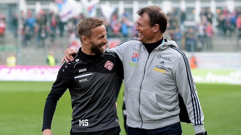 Man versteht sich: Kickers-Trainer Michael Schiele und Unterhachings Coach Claus Schromm schätzen sich. Man versteht sich: Kickers-Trainer Michael Schiele und Unterhachings Coach Claus Schromm schätzen sich.