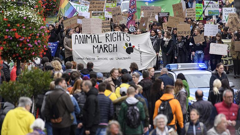 Um die 250 vorwiegend junge Menschen demonstrierten am Samstag beim sogenannten Animal Rights March in der Würzburger Innenstadt für Tierrechte. Um die 250 vorwiegend junge Menschen demonstrierten am Samstag beim sogenannten Animal Rights March in der Würzburger Innenstadt für Tierrechte.