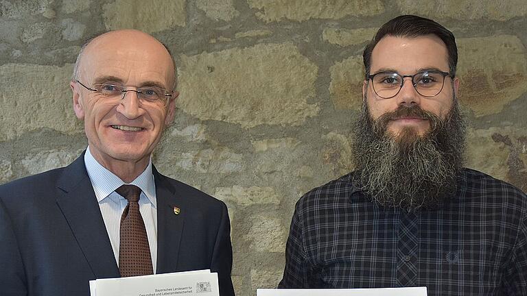 Landrat Wilhelm Schneider und Geschäftsstellenleiter Benjamin Herrmann freuen sich über den offiziellen Zuwendungsbescheid für die Gesundheitsregion plus.
