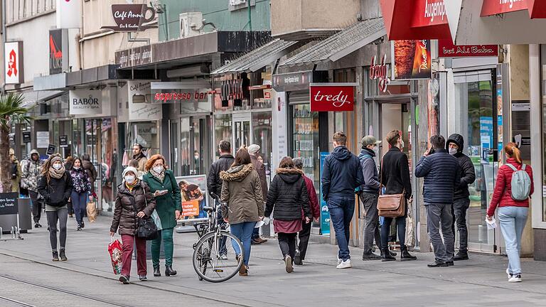 Am Montag wurde in Würzburg am dritten Tag in Folge die Sieben-Tage-Inzidenz von 100 überschritten. Viele nutzten den Tag für einen Einkaufsbummel, bevor am Mittwoch schärfere Hygieneregeln in Kraft traten. Am Montag wurde in Würzburg am dritten Tag in Folge die Sieben-Tage-Inzidenz von 100 überschritten. Viele nutzten den Tag für einen Einkaufsbummel, bevor am Mittwoch schärfere Hygieneregeln in Kraft traten.