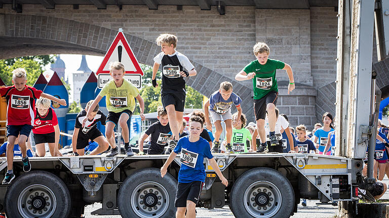 Rock the Race-Lauf
5. Cross-Hindernislauf in Würzburg: Das Rock the Race ist ein Lauf über ca. 18 Km mit ca. 300 Höhenmetern auf die Festung Marienberg. Während dieser Strecke gilt es ca. 40 Hindernisse zu überwinden. 
Als kürzere Version und besonders für Firmen gibt es die ca. 7 Km Strecke am Main entlang mit ca. 20 Hindernissen.