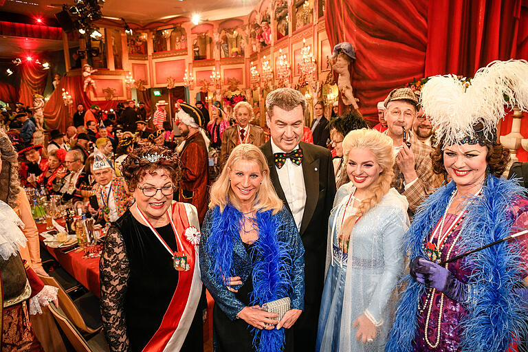 Der Besuch der bayerischen Politprominenz gehört eigentlich zur 'Fastnacht in Franken' in Veitshöchheim. Unser Bild von 2020 zeigt von links: Barbara Stamm, Karin und Markus Söder, Katharina Schulze und Ilse Aigner. In diesem Jahr wird die Sendung ohne Zuschauer und Gäste produziert. Der Besuch der bayerischen Politprominenz gehört eigentlich zur 'Fastnacht in Franken' in Veitshöchheim. Unser Bild von 2020 zeigt von links: Barbara Stamm, Karin und Markus Söder, Katharina Schulze und Ilse Aigner. In diesem Jahr wird die Sendung ohne Zuschauer und Gäste produziert.