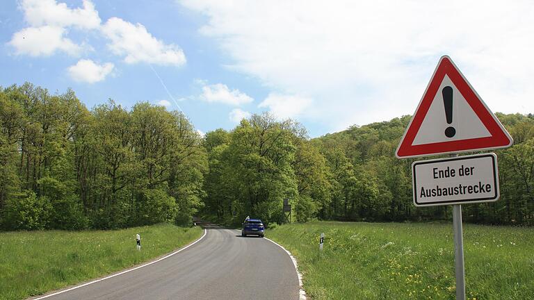 Die asphaltierte Straße, die aus Neuhausen hinausführt, endet am Waldrand. Ab dort führt eine geschotterte Piste weiter durch den Wald. Bislang existiert kein Verkehrsschild, das eine Nutzung der Forststraße einschränkt.