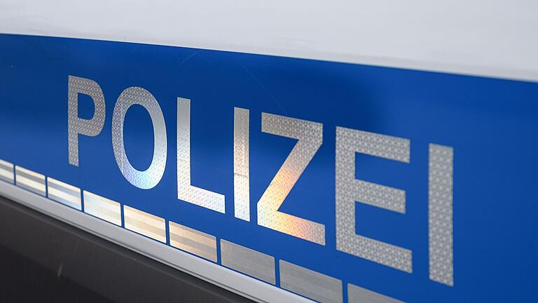 Der Polizei-Schriftzug auf einem Einsatzwagen.       -  Mehrere Polizeistreifen waren im Einsatz, um den 18-Jährigen auf seiner Flucht zu stoppen. (Symbolbild)