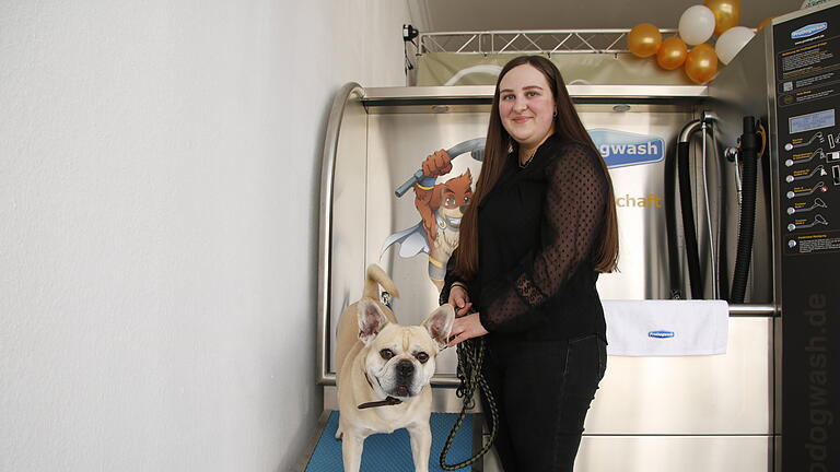 Linda Fischer mit ihrem Hund Buddy auf der Rampe der Anlage.       -  Linda Fischer mit ihrem Hund Buddy auf der Rampe der Anlage.