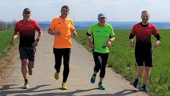 Sport und Lokalpolitik vereint:&nbsp; Mühlfelds Laufinitiator Robert Stuhl (von links), Mellrichstadts Bürgermeister Michael Kraus, Holger Wüst und Ortssprecher Christian Seyfarth auf der 10,5 Kilometer-Runde.