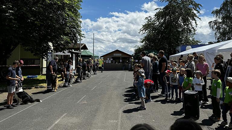 Die Hundestaffel des DRK Bad Mergentheim fand großes Interesse beim Familienfest.