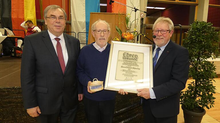 Clemens Scheuring wurde von Bürgermeister Bernhard Ruß (links) und Zweitem Bürgermeister Gerhard Zösch (rechts) mit der Bürgermedaille der Gemeinde Sand ausgezeichnet. Clemens Scheuring wurde von Bürgermeister Bernhard Ruß (links) und Zweitem Bürgermeister Gerhard Zösch (rechts) mit der Bürgermedaille der Gemeinde Sand ausgezeichnet.