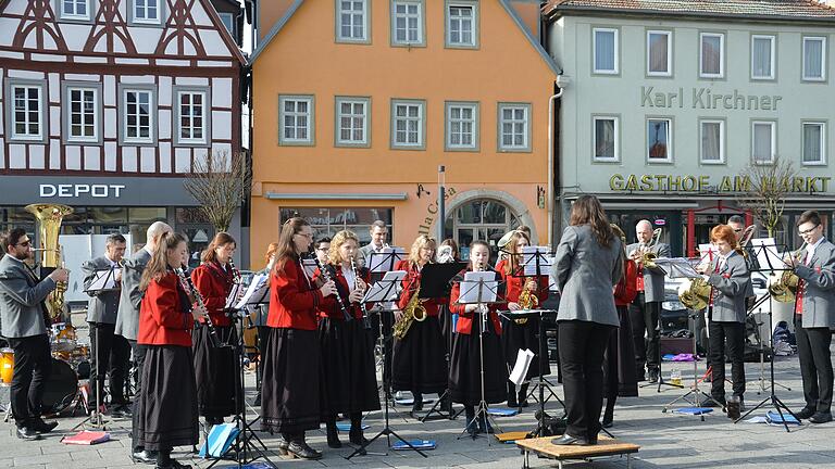 Ohne die Corona-Krise hätte der Musikverein Gartenstadt, wie hier auf unserem Archivfoto zu sehen, bereits im März die diesjährige Saison der Bad Neustädter Standkonzerte eröffnet. Unter Einhaltung der geltenden Hygieneschutzmaßnahmen geht es nun an diesem Sonntag los.