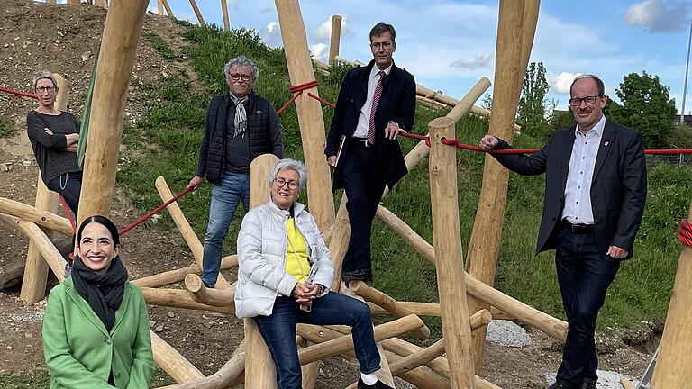Im Bild (von links): Ruperta Krieger (Leitung Spieli), Hülya Düber (Sozialreferentin Stadt Würzburg), Hartmut Emser (Stiftungsvorstand 'Glück im Unglück'), Anke Klaus (Vorsitzende SKF), Oberbürgermeister Christian Schuchardt und Wolfgang Meixner (Geschäftsführer SKF). Im Bild (von links): Ruperta Krieger (Leitung Spieli), Hülya Düber (Sozialreferentin Stadt Würzburg), Hartmut Emser (Stiftungsvorstand 'Glück im Unglück'), Anke Klaus (Vorsitzende SKF), Oberbürgermeister Christian Schuchardt und Wolfgang Meixner (Geschäftsführer SKF).