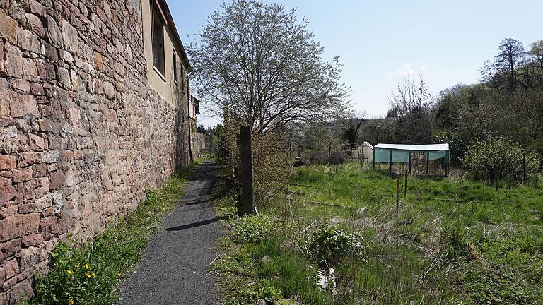 Der Weg entlang der Stadtmauer soll verbreitet werden – aber nur an den Stellen, an denen Grundstückseigentümer Fläche zur Verfügung stellen.