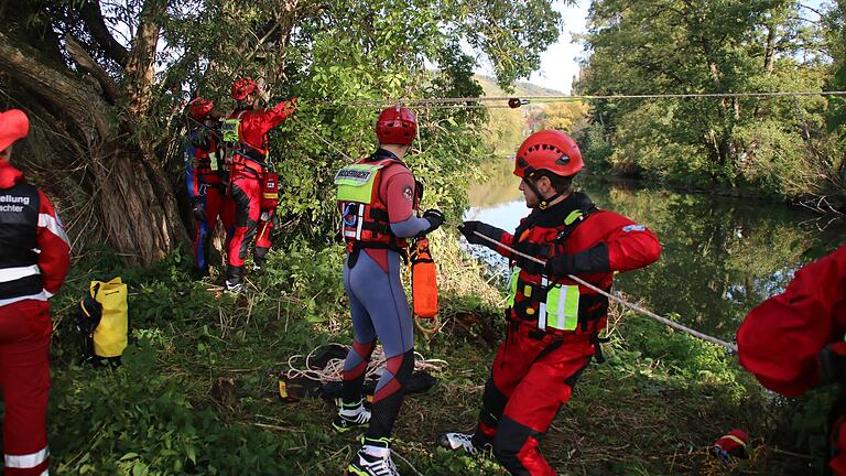 Der Wasserrettungszug Unterfranken besteht aus 32 Personen, die alle ehrenamtlich mit anpacken. - Der Wasserrettungszug Unterfranken besteht aus 32 Personen, die alle ehrenamtlich mit anpacken. Der Wasserrettungszug Unterfranken besteht aus 32 Personen, die alle ehrenamtlich mit anpacken. - Der Wasserrettungszug Unterfranken besteht aus 32 Personen, die alle ehrenamtlich mit anpacken.