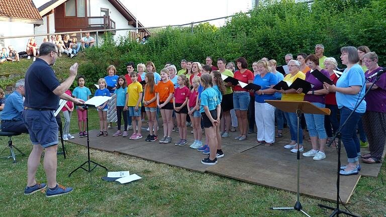 Die beiden aktiven Chöre des Gesangvereins Wombach 1899, der Kinderchor 'Young voices' und der Chor 'Inspirations', gestalteten bei der traditionellen Sonnwendserenade im vergangenen Jahr einen gemeinsamen Auftritt.&nbsp;