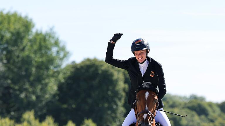 Paris 2024 - Moderner Fünfkampf       -  Annika Zillekens jubelt nach einem fehlerfreien Finalritt.