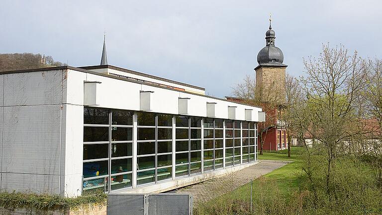 Für viele Zeiler ist es fast so selbstverständlich wie der Kirchturm: das eigene Hallenbad. Doch die 44 Jahre alte Einrichtung steht vor dem Aus. Die Stadt hat am Donnerstagabend einen Investitionsstopp beschlossen, was nichts anderes bedeutet, als dass das Bad bei der nächsten unumgänglichen Reparaturmaßnahme geschlossen wird.