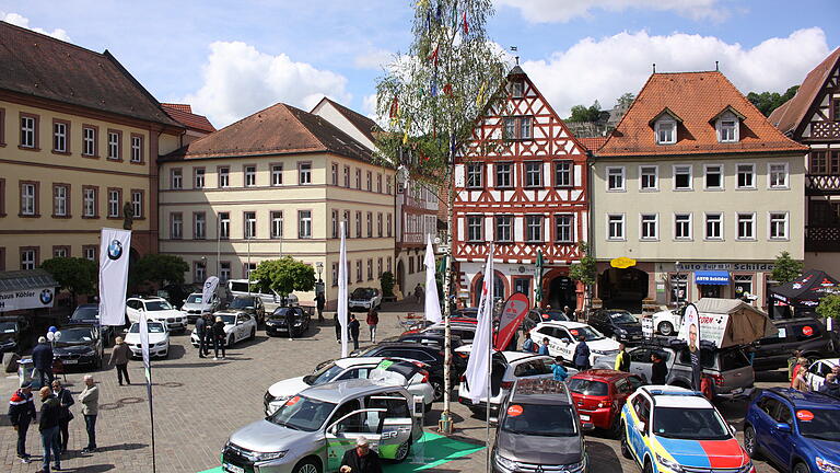 Bei der Automeile wurde ein Teil der Karlstader Altstadt wieder für zwei Tage zum Freiluft-Showroom. Besonders am Sonntag kamen viele Besucher, um sich die Autos von insgesamt 14 Herstellern anzuschauen. Bei der Automeile wurde ein Teil der Karlstader Altstadt wieder für zwei Tage zum Freiluft-Showroom. Besonders am Sonntag kamen viele Besucher, um sich die Autos von insgesamt 14 Herstellern anzuschauen.