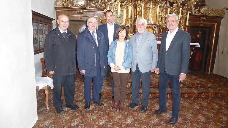 Im Bild von links: Pfarrer Herbert Neeser, Professor Wolfgang Weiß, Stadträtin Ingrid Stryjksi, 3. Bürgermeister Joachim Eck, Stadtarchivar Peter Wesselowsky und Toni Gernert.