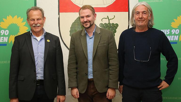 Der Knetzgauer Gemeinderat Peter Werner (rechts) ist zuversichtlich, dass Benjamin Schraven (Mitte) bei der Bürgermeisterwahl eine Chance hat. Das Bild zeigt die beiden mit dem Landtagsabgeordneten Paul Knoblach.