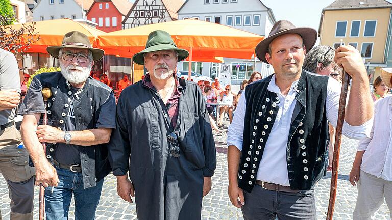 Rhöner Schäfer sind mit ihrer Geduld am Ende. Das machten sie bei der Demonstration auf dem Bad Neustädter Marktplatz deutlich.