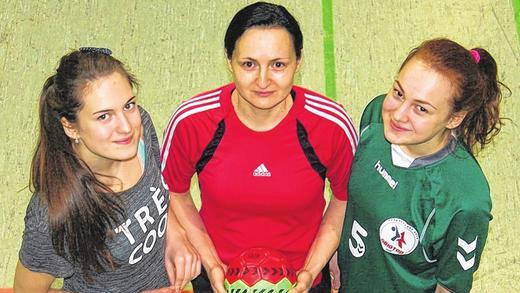 Ein Trio voller Hoffnung: Die Handballerinnen (von links) Almira, Raisa und Anna Loguina wünschen sich nach ihrer Flucht aus der Ukraine ein neues Zuhause in der Region und zunächst eine sportliche Zukunft beim TSV Pfändhausen.