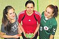 Ein Trio voller Hoffnung: Die Handballerinnen (von links) Almira, Raisa und Anna Loguina wünschen sich nach ihrer Flucht aus der Ukraine ein neues Zuhause in der Region und zunächst eine sportliche Zukunft beim TSV Pfändhausen.