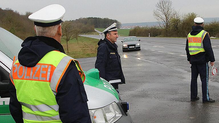 An elf Stellen im Landkreis Bad Kissingen wurde im Rahmen eines  Blitzmarathons gemessen. Polizeibeamte holten, wie hier auf der  Staatsstraße 2445 bei Oerlenbach, Autofahrer, die es zu eilig hatten, von  der Straße und teilten Ihnen mit, was sie zu erwarten hatten. In der  Bildmitte Polizeihauptkommissar Lothar Manger, der Verkehrssachbearbeiter  der Polizeiinspektion Bad Kissingen. Foto: Dieter Britz       -  An elf Stellen im Landkreis Bad Kissingen wurde im Rahmen eines  Blitzmarathons gemessen. Polizeibeamte holten, wie hier auf der  Staatsstraße 2445 bei Oerlenbach, Autofahrer, die es zu eilig hatten, von  der Straße und teilten Ihnen mit, was sie zu erwarten hatten. In der  Bildmitte Polizeihauptkommissar Lothar Manger, der Verkehrssachbearbeiter  der Polizeiinspektion Bad Kissingen. Foto: Dieter Britz