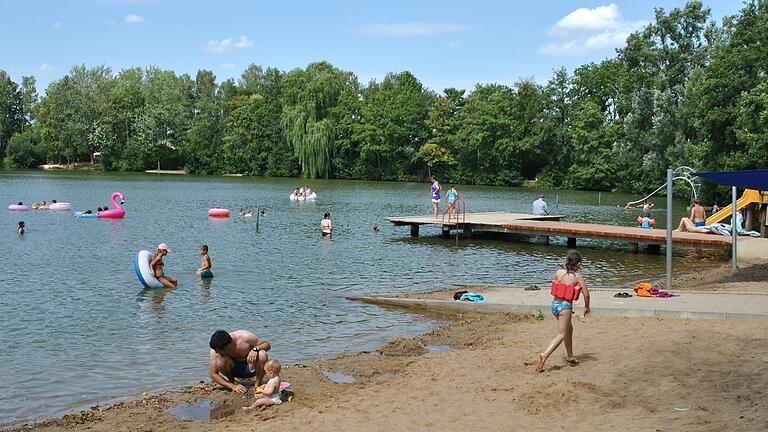 Der Badesee in Sulzfeld im Sommer. Nach dem Lockdown im Frühjahr strömten die Besucher wieder in Scharen.