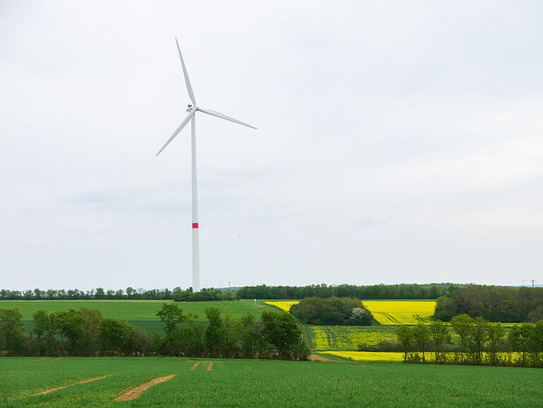 Ein Windrad dreht sich bereits seit 2005 in der Gemeinde Üchtelhausen. Es befindet sich zwischen Hesselbach und Thomashof und hat 2018 insgesamt 2,76 Millionen Kilowattstunden Strom erzeugt.