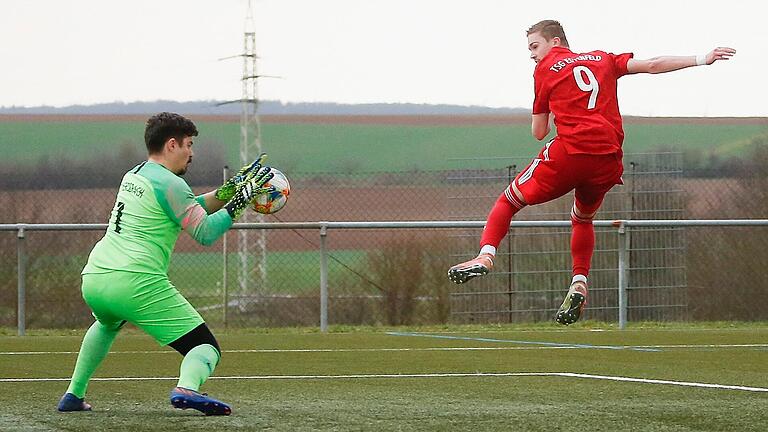 Versbachs Torwart Johannes Volk (links) pariert den Kopfball von Estenfelds Sebastian Reisinger. Die TSG Estenfeld gewann ihr Kreisliga-Heimspiel gegen den SB Versbach durch ein Tor von Can Balcioglu.