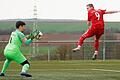 Versbachs Torwart Johannes Volk (links) pariert den Kopfball von Estenfelds Sebastian Reisinger. Die TSG Estenfeld gewann ihr Kreisliga-Heimspiel gegen den SB Versbach durch ein Tor von Can Balcioglu.