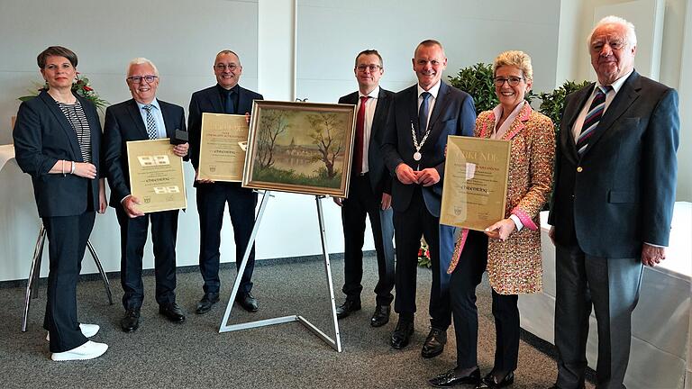 Beim Festakt zu 75 Jahren Stadterhebung in Marktheidenfeld erhielten Erwin Fertig, Christoph Schleunug und Angelique Renkhoff-Mücke (von links, jeweils mit Urkunde) Ehrenring der Stadt Marktheidenfeld.