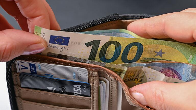 100-Euro-Schein im Geldbeutel.jpeg       -  Eine von der Bundesregierung in Auftrag gegebene Studie bemängelt die Regelung hinsichtlich Zuverdienst.