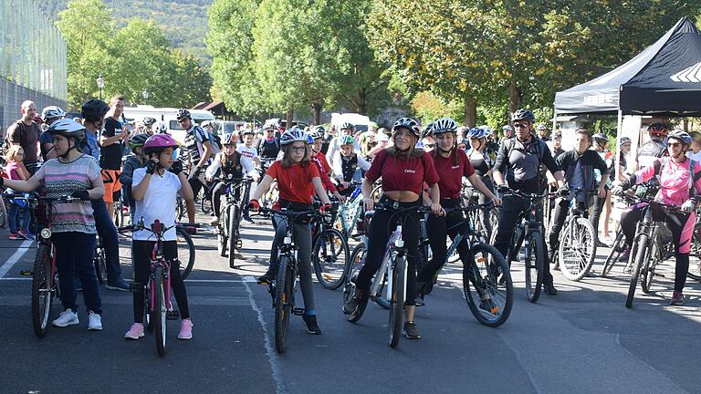 450 Radler gingen bei der Mountainbike-Tour an den Start. 450 Radler gingen bei der Mountainbike-Tour an den Start.