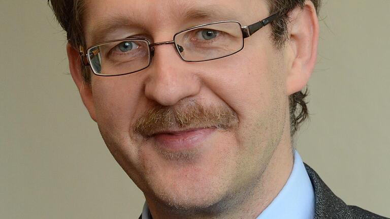 Prof. Dr. Gunnar Duttge ist Vorstandsmitglied des Zentrums für Medizinrecht an der Georg-August-Universität Göttingen. Der Rechtswissenschaftler leitet dort die Abteilung für strafrechtliches Medizin- und Biorecht der Juristischen Fakultät. Duttge hat von 1987 bis 1992 Jura in Würzburg studiert und ist am 7.November zu Gast im 'Würzburger Kellergespräch'. Prof. Dr. Gunnar Duttge ist Vorstandsmitglied des Zentrums für Medizinrecht an der Georg-August-Universität Göttingen. Der Rechtswissenschaftler leitet dort die Abteilung für strafrechtliches Medizin- und Biorecht der Juristischen Fakultät. Duttge hat von 1987 bis 1992 Jura in Würzburg studiert und ist am 7.November zu Gast im 'Würzburger Kellergespräch'.