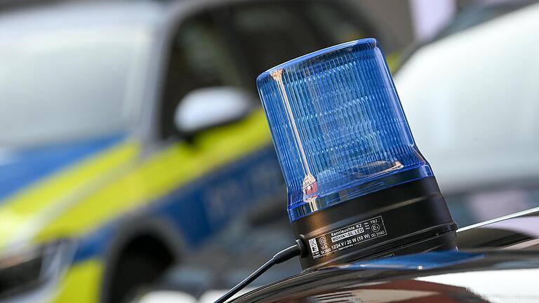 Weil ein Mann mit einer Schreckschusspistole am Steuer hantierte, rief er am Freitag die Polizei (Symbolfoto) auf den Plan.&nbsp;