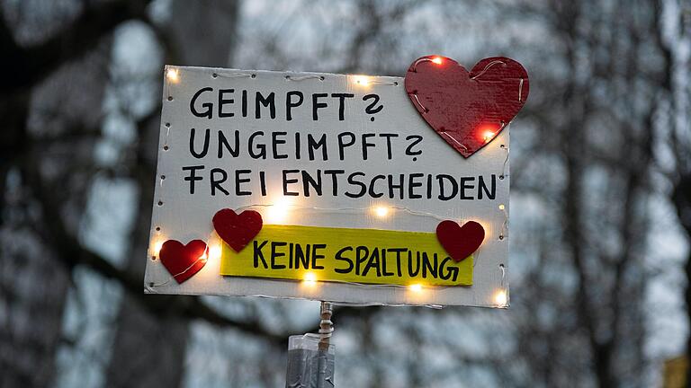In der Regel sind es die Impfgegner, die von einer 'Spaltung der Gesellschaft' sprechen. Schild auf einer Demonstration in Frankfurt gegen die Anti-Corona-Maßnahmen.