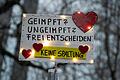 In der Regel sind es die Impfgegner, die von einer 'Spaltung der Gesellschaft' sprechen. Schild auf einer Demonstration in Frankfurt gegen die Anti-Corona-Maßnahmen.