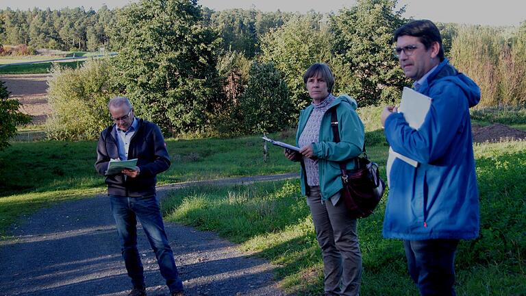 Bei einer Ortsbesichtigung ging es für Teilnehmergemeinschafts-Vorsitzenden Klaus Römert, Landschaftsarchitektin Miriam Glanz und Jürgen Eller (von rechts) um die Dorferneuerung in Salmsdorf und um einen möglichen 'Mehrgenerationenplatz'. Bei einer Ortsbesichtigung ging es für Teilnehmergemeinschafts-Vorsitzenden Klaus Römert, Landschaftsarchitektin Miriam Glanz und Jürgen Eller (von rechts) um die Dorferneuerung in Salmsdorf und um einen möglichen 'Mehrgenerationenplatz'.