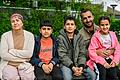 Sait (Zweiter von rechts) ist mit seiner Frau Hediye (von links), seinen Söhnen Ömer und Yasin und seiner Tochter&nbsp; Esma aus der westlichen Türkei geflüchtet. Seit Januar sind sie in der Erwin-Ammann-Halle in Karlstadt untergebracht.