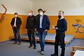 Peter Lohmeyer (von links), Stephan Laue von der Firma Lohmeyer, Schulleiter Christoph Lewandowski und Gunter Schmidt vor einigen der neuen Kunstwerke in der Musikschule in Tauberbischofheim.
