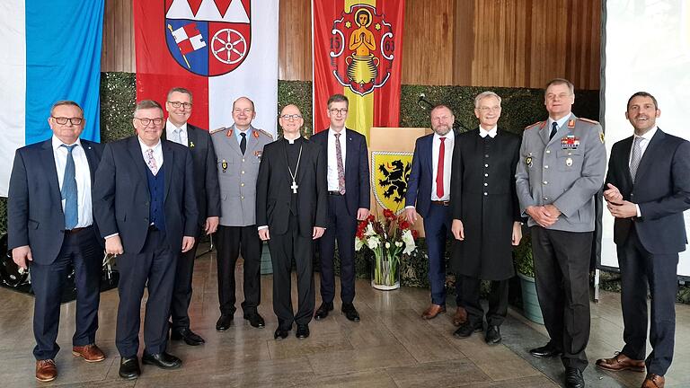 Beim Neujahrsempfang der 10. Panzerdivision stellten sich zum Erinnerungsfoto (von links) die Landtagsabgeordneten Manfred Ländner (CSU) und Volkmar Halbleib (SPD), Veitshöchheims Bürgermeister Jürgen Götz, Generalmajor Ruprecht von Butler, Bischof Franz Jung, Würzburgs Oberbürgermeister Christian Schuchardt, Landrat Thomas Eberth, Militärgeneraldekan Matthias Heimer, Brigadegeneral Michael Podzus und der Aschaffenburger Landrat Alexander Legler.