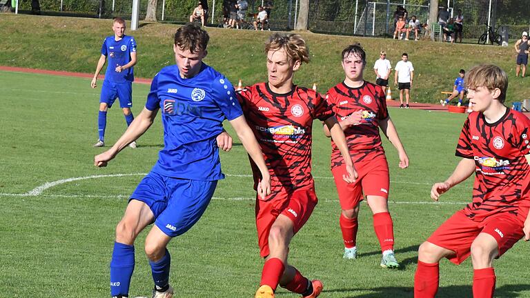 Unser Bild zeigt Stefan Keller vom FC 06 Bad Kissingen (links), der sich in dieser Szene gegen Niklas Bubeliny von der SG Essleben durchsetzt und sogar einen Treffer zum 5:1-Sieg beisteuert.       -  Unser Bild zeigt Stefan Keller vom FC 06 Bad Kissingen (links), der sich in dieser Szene gegen Niklas Bubeliny von der SG Essleben durchsetzt und sogar einen Treffer zum 5:1-Sieg beisteuert.